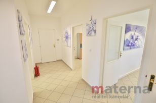 Soubor čtyř kanceláří s příslušenstvím, 84 m2